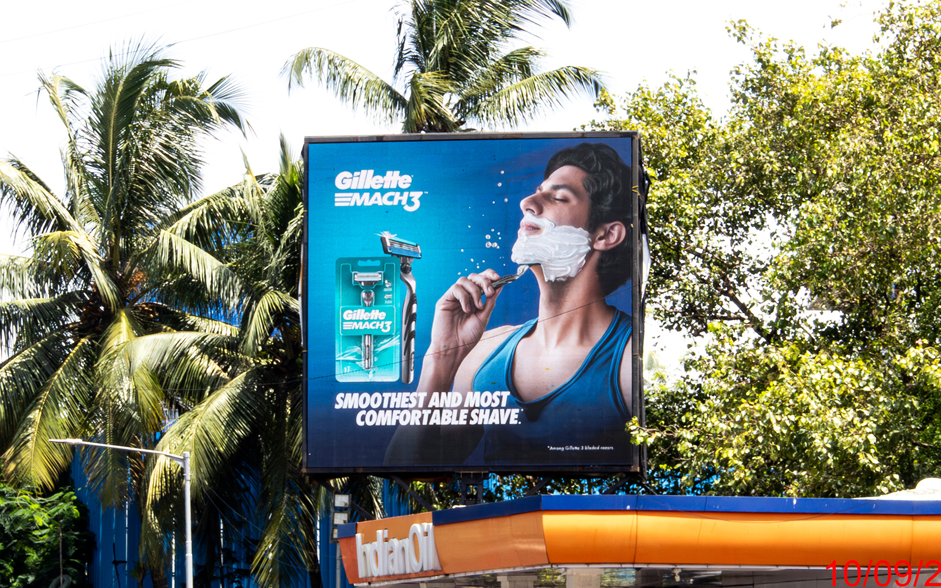 Gillete-mach-3-hoarding-petrol-pump