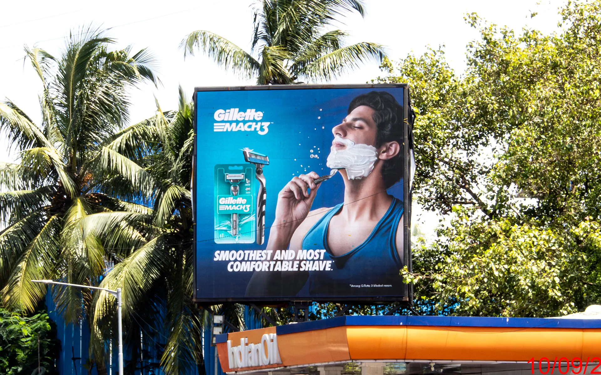 Gillete-mach-3-hoarding-petrol-pump